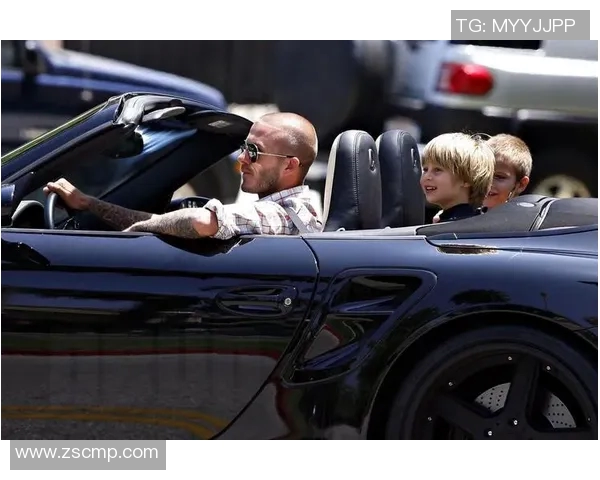 足球明星豪宅背后的故事与生活揭秘，探讨他们如何在绿茵场外打造温馨家园